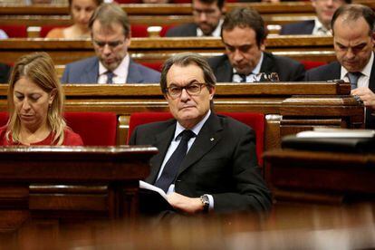 El presidente en funciones de la Generalitat, Artur Mas, durante el pleno en el Parlament catalán.