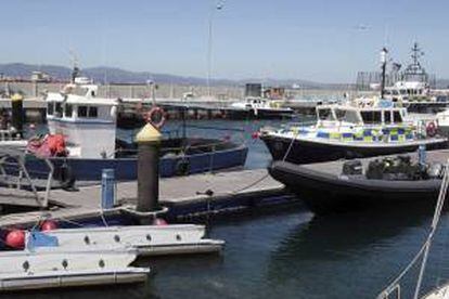 El pesquero linense "San Francisco" interceptado en la zona de Catalan Bay por los agentes de la Royal Gibraltar Police (RGP) .EFE/Archivo