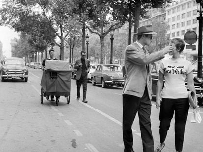 Rodaje de 'Al final de la escapada', con Coutard y Godard (con gafas oscuras), detrás de la pareja protagonista: Jean-Paul Belmondo y Jean Seberg.