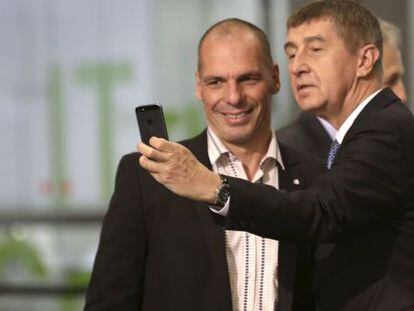 El ministro de Finanzas checo, Andrej Babis (derecha), se hace un 'selfie', con su homólogo griego, Yanis Varoufakis, el 25 de abril en Riga.