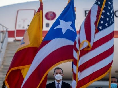 El Rey, con las banderas de España, Puerto Rico y Estados Unidos, a su llegada al aeropuerto internacional de San Juan.