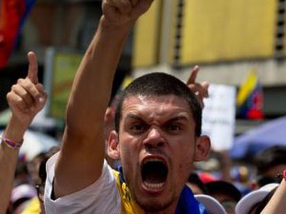 Un estudiante opositor protesta contra Nicolás Maduro en durante las manifestaciones del 1 de Mayo.