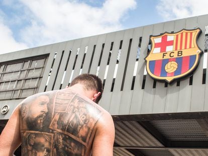 Un fan con un tatuaje de Messi, frente al Camp Nou, este domingo.