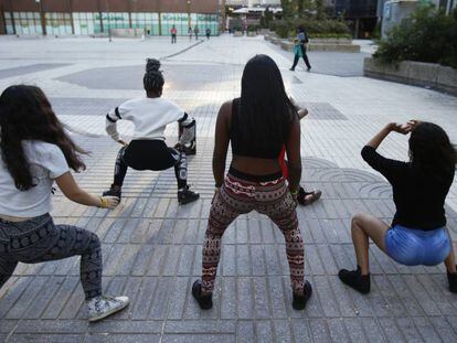 Bailarines de ‘dembow’ en la zona de Nuevos Ministerios, en Madrid.