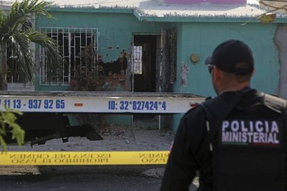 Un policía resguarda la escena de un asesinato en Veracruz.