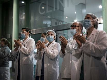 Personal sanitario del Hospital Clínic de Barcelona bajan a la calle a las 20:00 para unirse al aplauso de los vecinos.