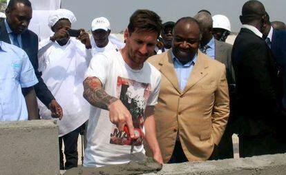 Lionel Messi, en el moment de posar la primera pedra de l'estadi Port-Gentil, a Gabon.