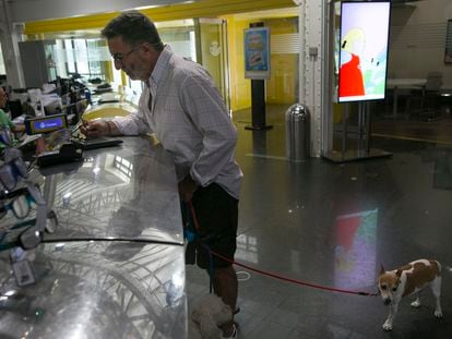 Jesús Ángel Acín gestionaba su voto por correo en la oficina de Correos junto a la plaza de Cibeles, en Madrid, este jueves.