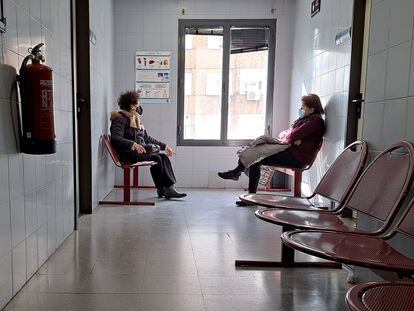 Dos pacientes esperan en el centro de salud de Ibiza, en el barrio de Retiro, en Madrid.