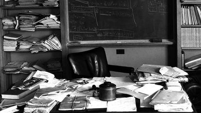 Imagen del despacho en Princeton de Albert Einstein tomada en 1955, apenas unas horas despu&eacute;s de la muerte del f&iacute;sico. 
