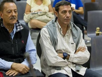 Julián Muñoz y Javier Lendínez, este lunes en la Audiencia de Málaga.