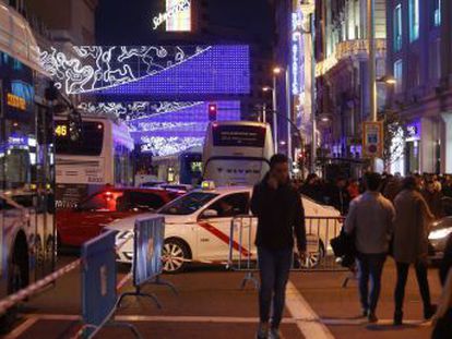 El desconcierto y la chapuza convierten en una iniciativa fallida el falso cierre de la arteria madrileña