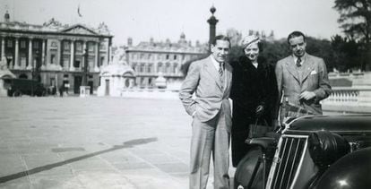 Pedro Urrraca, a la izquierda, con su mujer en París.
