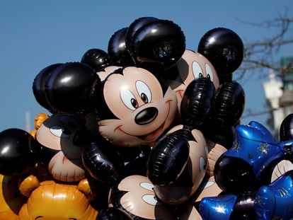 Globos con la cara de Mickey Mouse en Disneyland París.