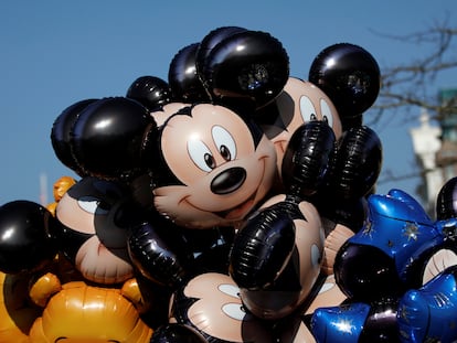 Globos con la cara de Mickey Mouse en Disneyland París.