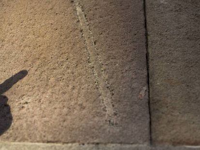 Un icnof&oacute;sil descubierto en la fachada del Palau de la Justicia de Barcelona