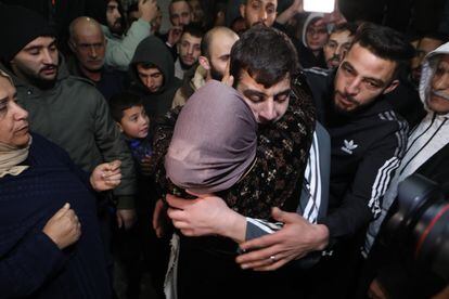 Khalil Zamaara, liberado de la cárcel israelí el domingo, se reúne con su familia este lunes en Hebron, Cisjordania, tras llevarse a cabo el  intercambio de prisioneros acordado entre Israel y Hamás.