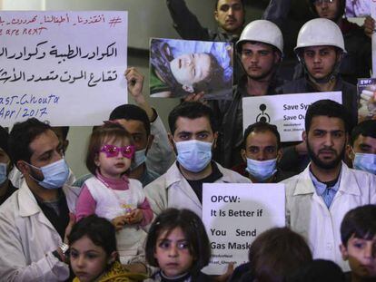 Niños y personal médico muestra en Douma (Siria) pancartas contra el ataque químico. En vídeo, el ministro portavoz del Gobierno informa de la postura española ante el ataque estadounidense en territorio sirio.
