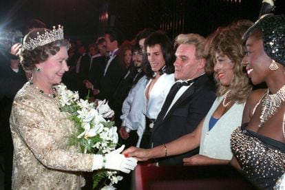 La reina Isabel II saludaba a la cantante Tina Turner en el Royal Variety de Londres, en 1989.
