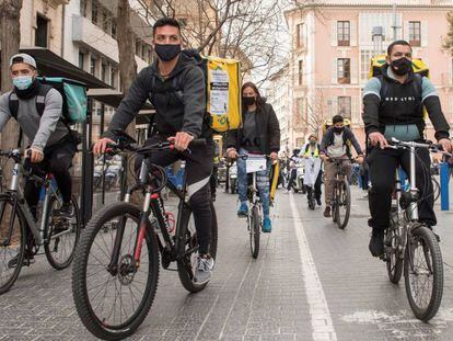 Manifestación convocada por Repartidores Unidos y APRA (Asociación Profesional de Riders autónomos) por las calles de Palma de Mallorca.