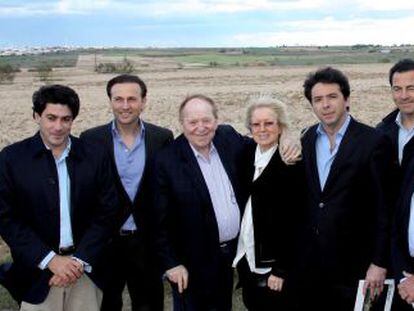 Sheldon Adelson (tercero por la izquierda) y su esposa junto a representantes p&uacute;blicos durante su visita a los terrenos de Eurovegas en Alcorc&oacute;n, en mayo de 2012. 