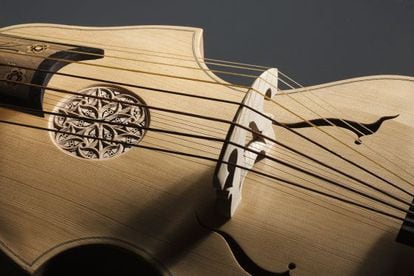 Una lyra-viol del músico Fernando Marín con cuerdas de cordero.