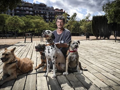 Juan Carlos Agudo rodeado de &#039;Yingo&#039;, &#039;Sendo&#039;, &#039;Dana&#039; y &#039;Noa&#039; en el parque del Clot de la Mel de Barcelona.