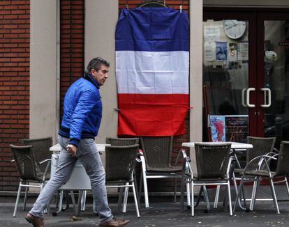Un hombre camina por una calle de Lille (Francia).