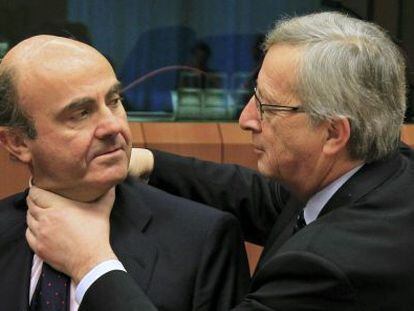 El ministro de Econom&iacute;a Luis de Guindos junto al presidente del Eurogrupo, Jean-Claude Juncker, que le gast&oacute; una broma en la &uacute;ltima reuni&oacute;n del Eurogrupo