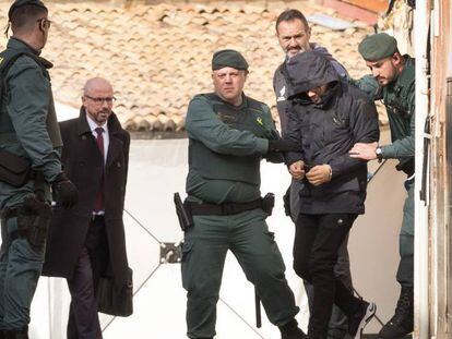 Jorge Ignacio sale custodiado por guardias civiles de la casa de Manuel donde los investigadores llevan a cabo hoy un segundo examen.