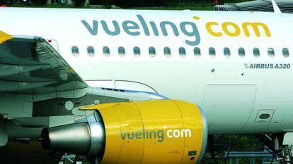 Uno de los aviones de Vueling en la pista. 
