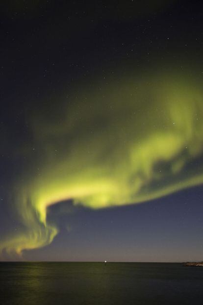 El espectáculo de luz de la aurora boreal moldea infinidad de formas en el cielo ártico, como este ‘genio de la lámpara’.