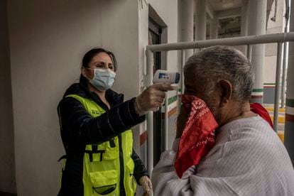 Una trabajadora de salud del Estado de Tamaulipas, le toma la temperatura a un hombre proveniente de Estados Unidos. 
