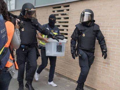 La Policia Nacional requisa urnes a l'ambulatori del barri lleidatà de Cappont.