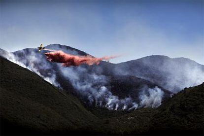 El incendio forestal declarado en la comarca valenciana de la Safor ha quemado ya 1.800 hectáreas.