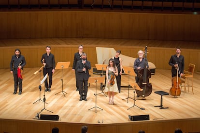 La violinista Lina Tur Bonet y el flautista Guillermo Peñalver (en el centro) con los integrantes de MUSIca ALcheMIca este miércoles en Zaragoza.