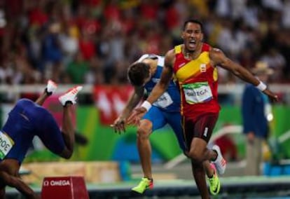 El atleta español Orlando Ortega celebra la segunda posición en la prueba de 110 m vallas.