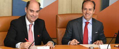 Los consejeros delegados de Mapfre Espa&ntilde;a, Jose Manuel Inchausti (izqda.), y Santander Espa&ntilde;a, Rami Aboukhair (dcha.) en la firma del acuerdo