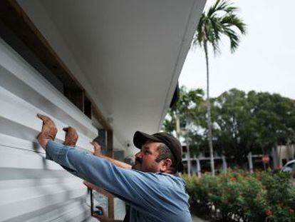 Los vecinos de Miami se juntan en casas con provisiones de comida y bebida a la espera del huracán Irma