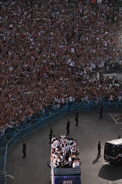 Los jugadores del Real Madrid a su llegada en autobús a la Plaza de Cibeles para celebrar con los aficionados su victoria en la final de la Liga de Campeones.
