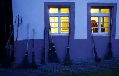Una mujer disfrazada de bruja se asoma por la ventana en la localidad de Waldkirch (Alemania).