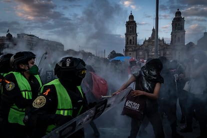 Elementos de la policía de la Secretaría de Seguridad Pública de Ciudad de México se enfrentaron con manifestantes, el 24 de noviembre de 2020, en el contexto del Día Internacional contra la Violencia hacia la Mujer.