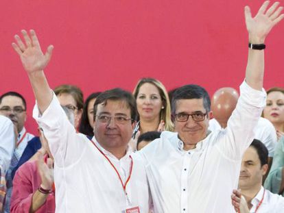 Guillermo Fern&aacute;ndez Vara y Patxi L&oacute;pez, durante la clausura del 12 Congreso regional de los socialistas extreme&ntilde;os.