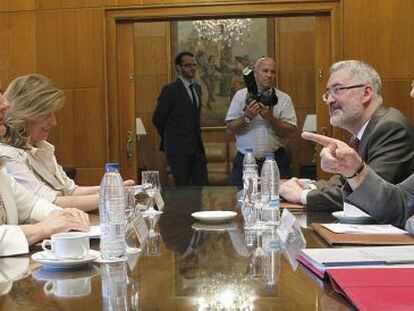 La ministra Fátima Báñez en su reunión con el vicepresidente andaluz, Diego Valderas y el consejero de Economía, Antonio Ávila.