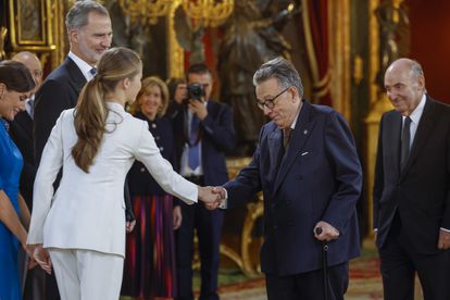 La princesa Leonor saluda a dos de los padres de la Constitución, Miguel Herrero de Miñón y Miquel Roca. 
