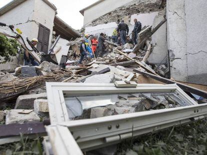 Varios edificios derrumbados por el terremoto que sacudió el centro de Italia.