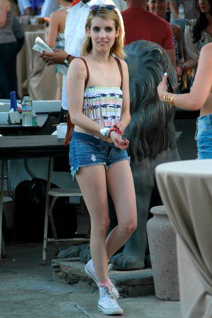 Emma Roberts prefirió destacar por la ausencia de ropa que por la presencia de ella con unos microshorts y un top que cubre lo justo. Ella, que es joven.