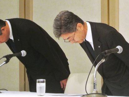 Naoto Umehara, vicepresidente de Kobe Steel (derecha), el pasado domingo, pidiendo disculpas.