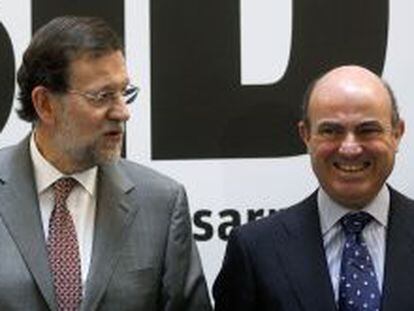 El presidente del Gobierno, Mariano Rajoy, con el ministro de Econom&iacute;a, Luis de Guindos.