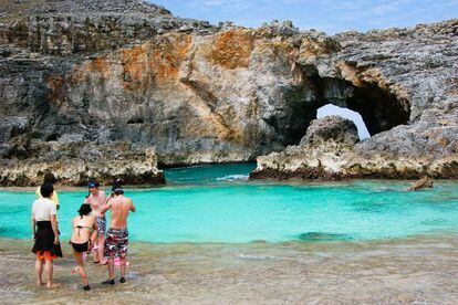 El archipiélago de Ogasawara, situado a 1.000 kilómetros al sur de Tokio en el Pacífico, es uno de los secretos mejor guardados de Japón. Habitadas solo durante los últimos 180 años, estas islas subtropicales están bordeadas por playas de arena blanca, cálidas aguas azules y en ellas habitan decenas de especies de plantas y animales insólitos. Submarinistas y buceadores pueden nadar entre delfines, peces manta y tortugas marinas. También se puede hacer rutas en kayak para observar ballenas o, de noche, las estrellas. Chichi-jima es la isla principal y más accesible.